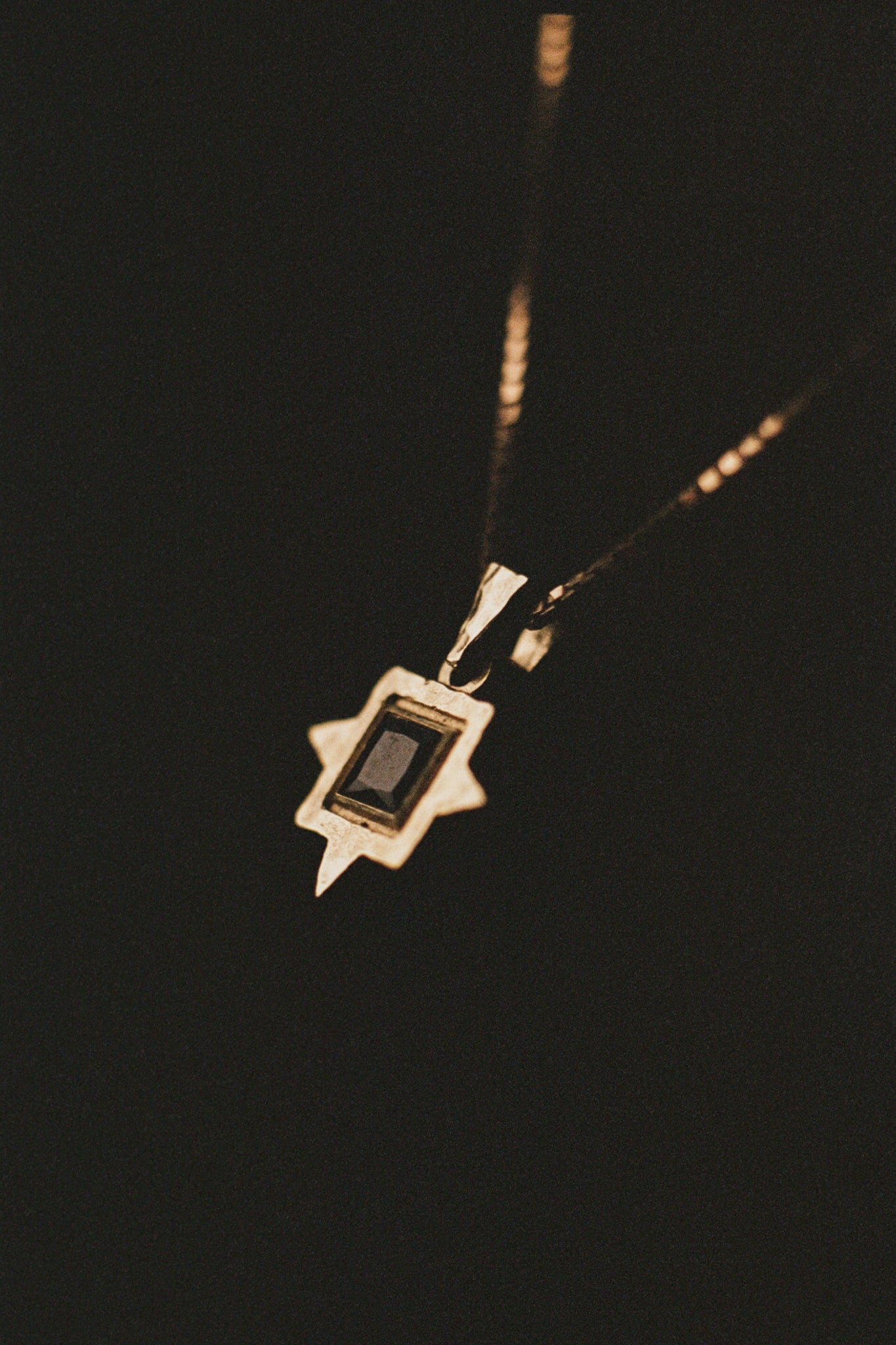 Graveshire Pendant / yellow gold + blue sapphire