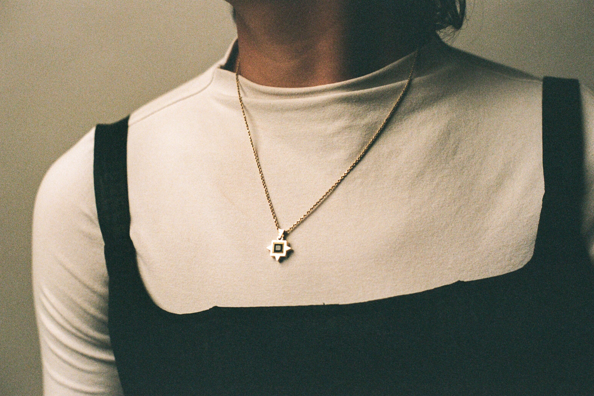 Graveshire Pendant / yellow gold + blue sapphire