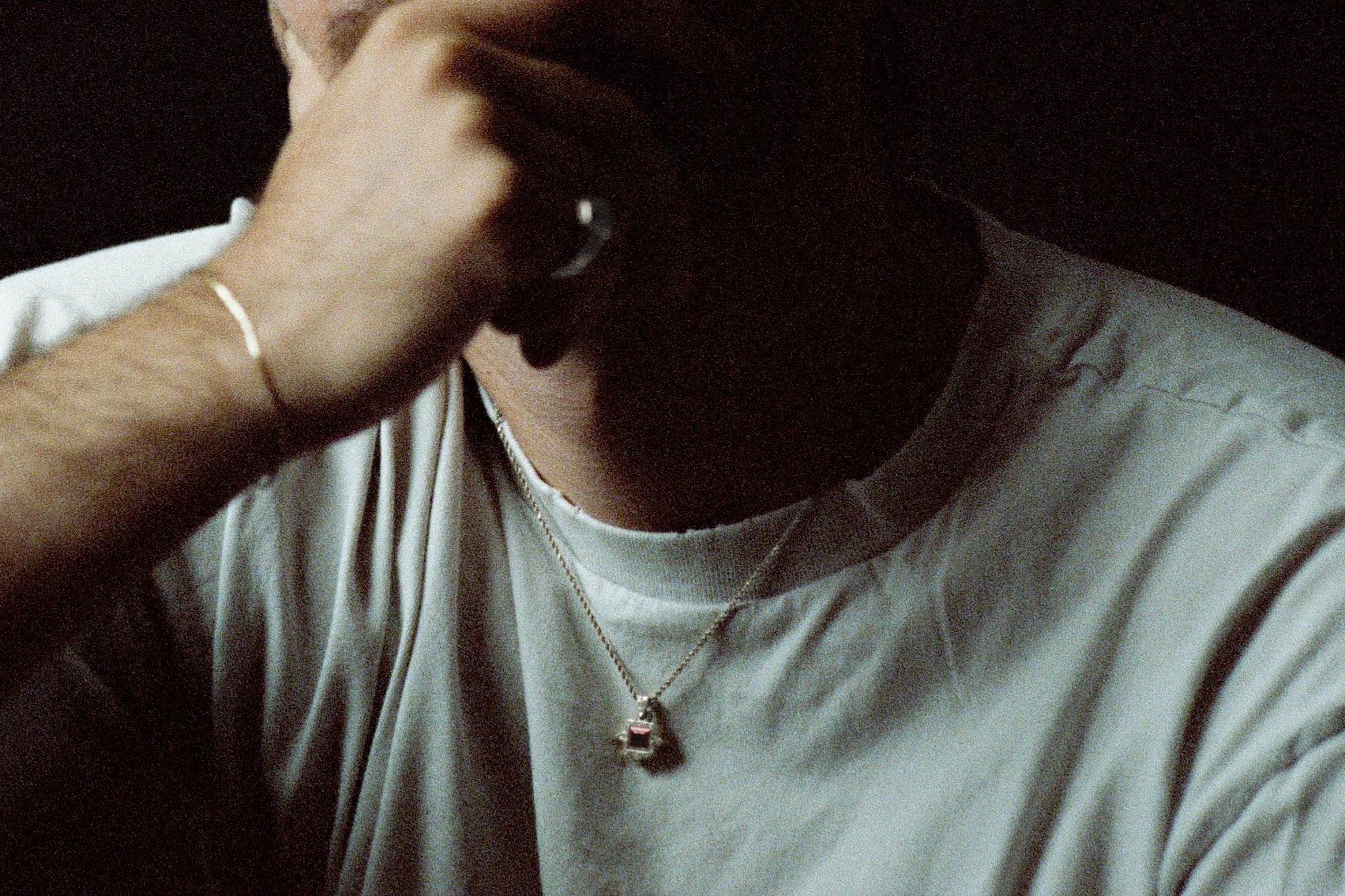 Graveshire Pendant / white gold + ruby