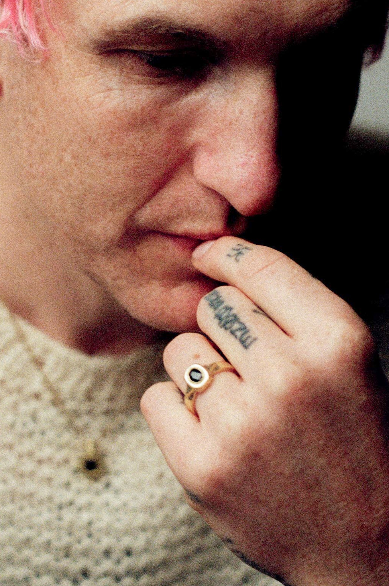 Graveshire Ring / yellow gold + blue sapphire