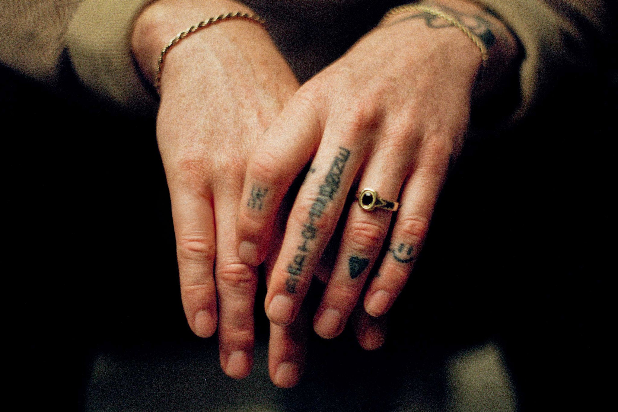 Graveshire Ring / yellow gold + blue sapphire