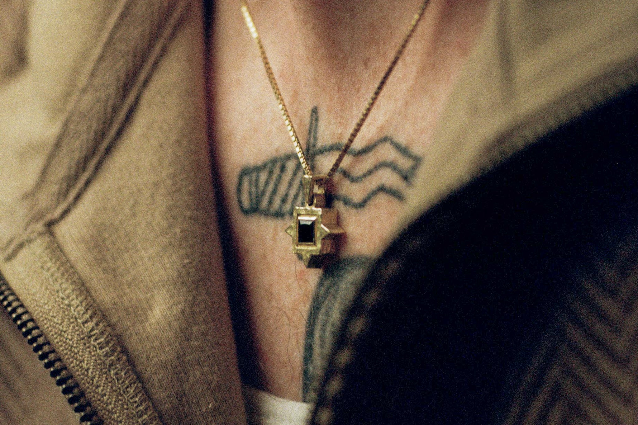 Graveshire Pendant / yellow gold + blue sapphire