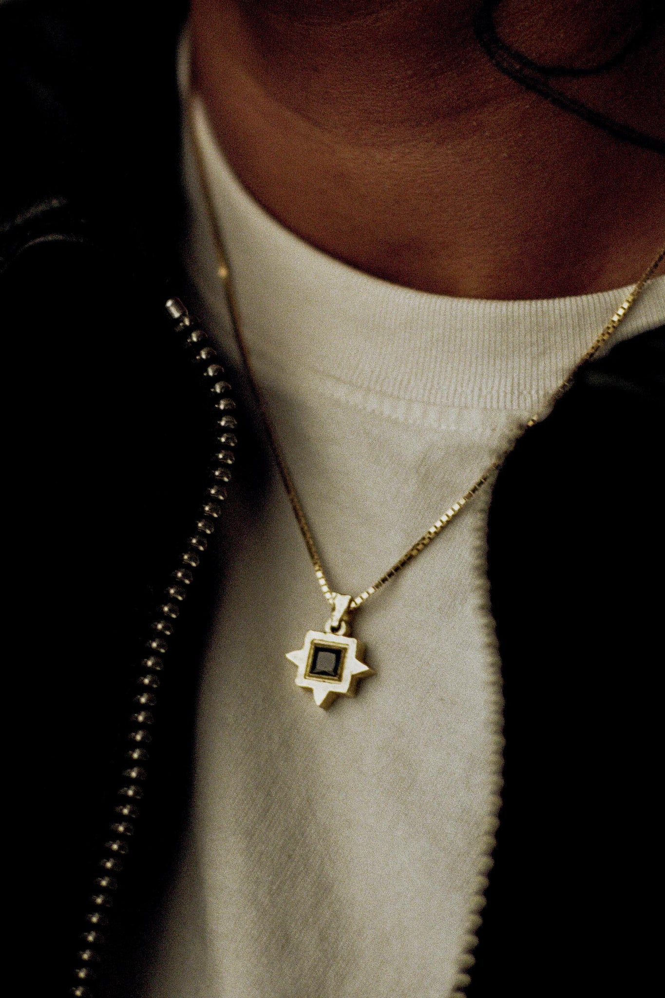 Graveshire Pendant / yellow gold + blue sapphire