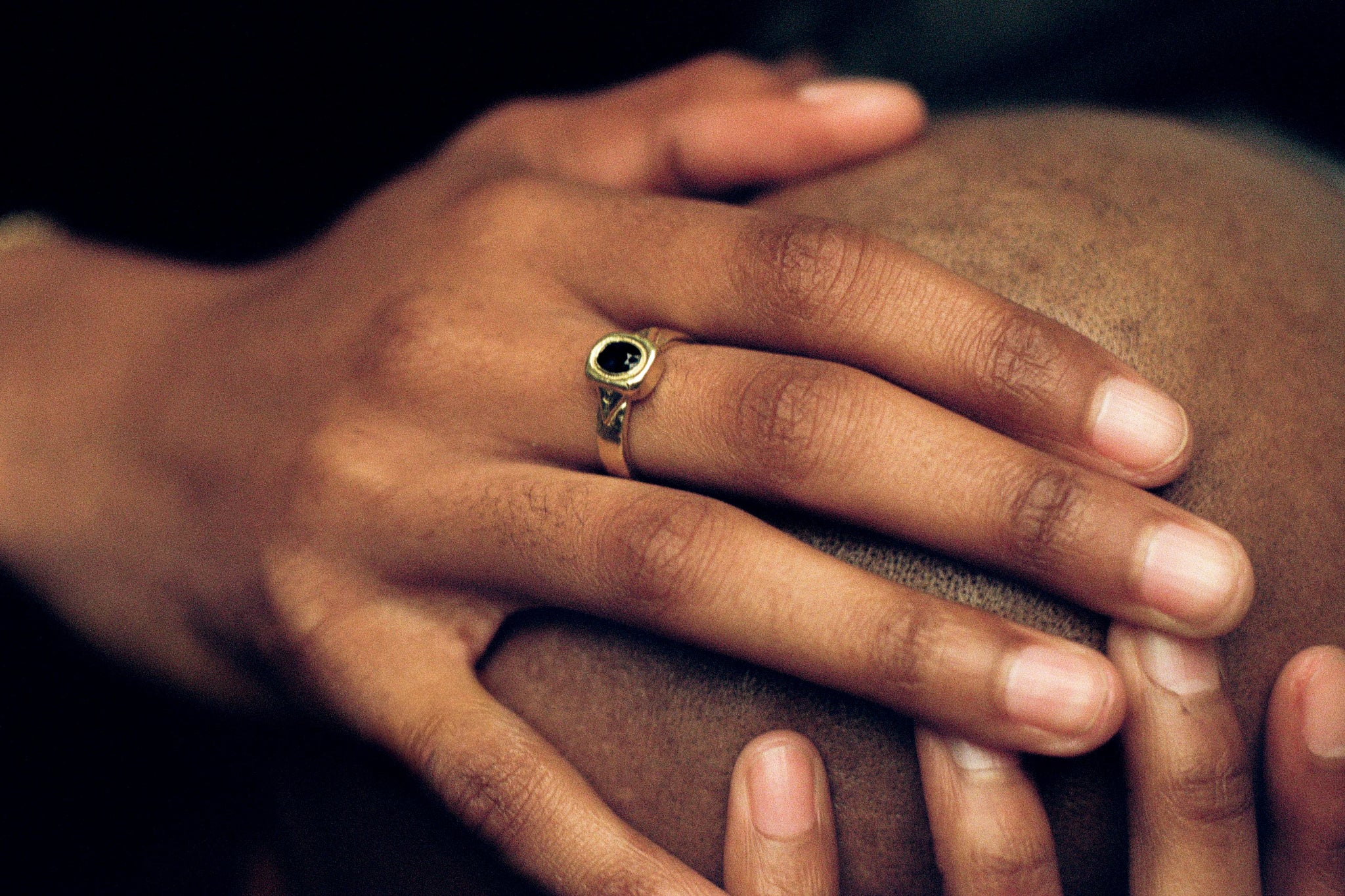 Graveshire Ring / yellow gold + blue sapphire