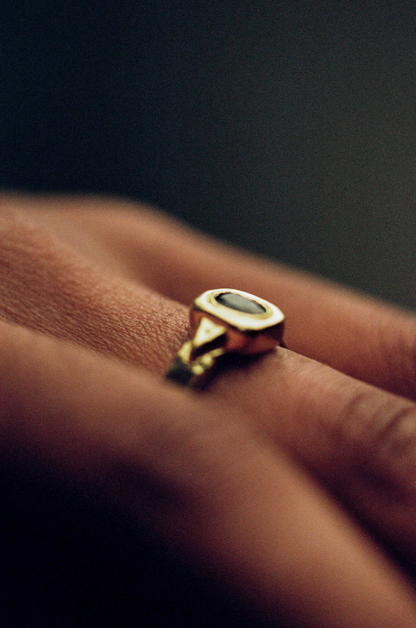 Graveshire Ring / yellow gold + blue sapphire