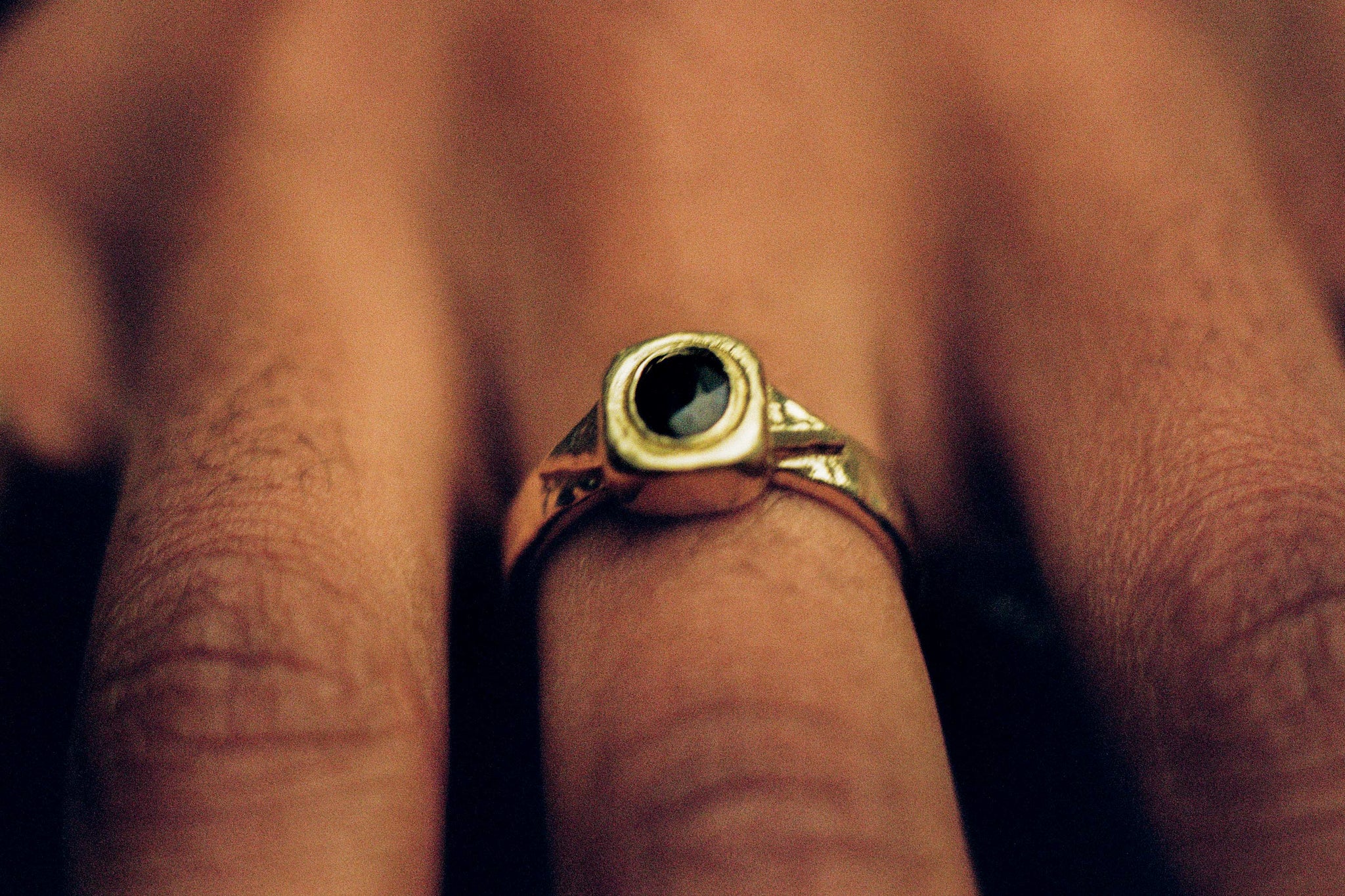 Graveshire Ring / yellow gold + blue sapphire
