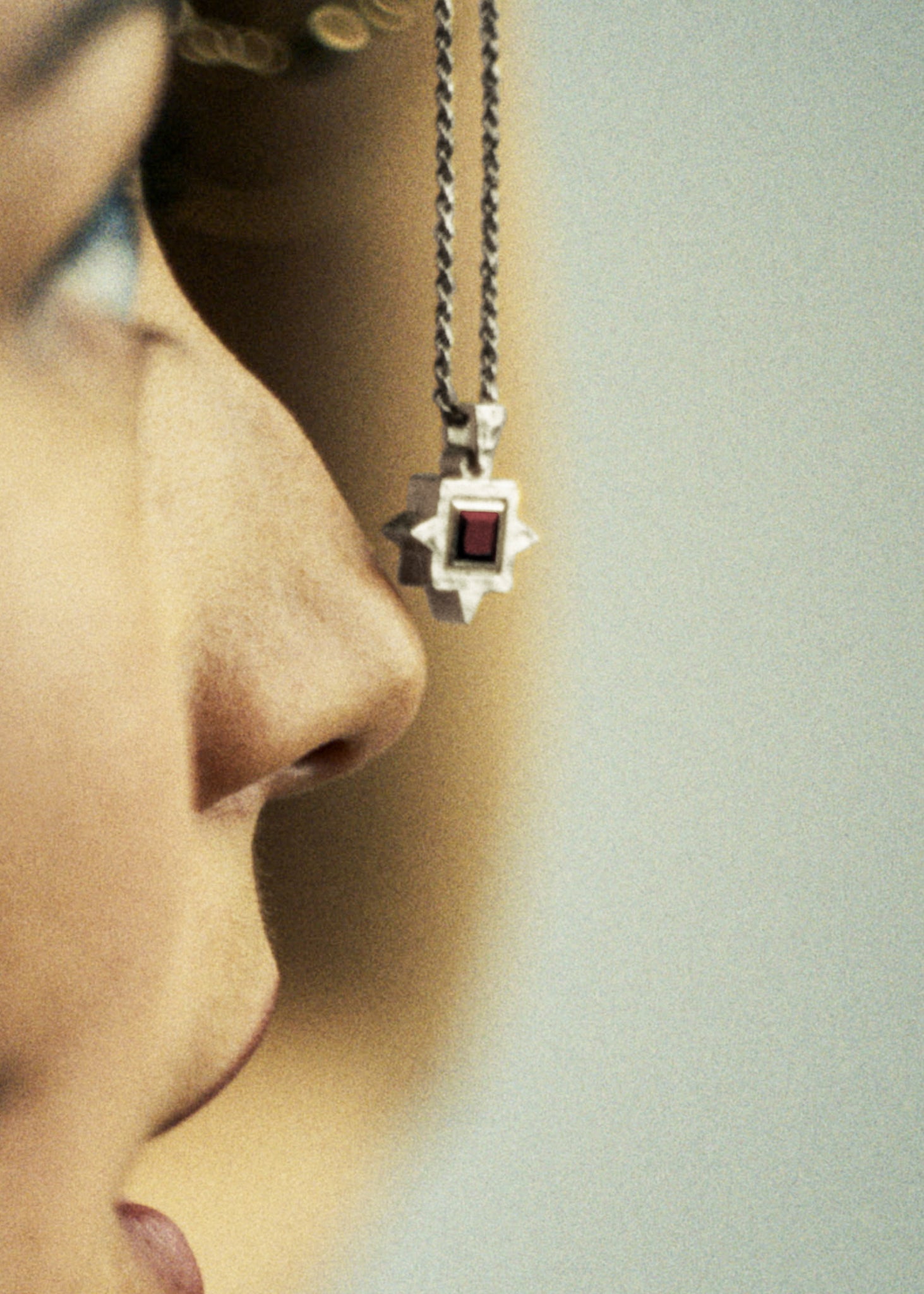 Graveshire Pendant / white gold + ruby