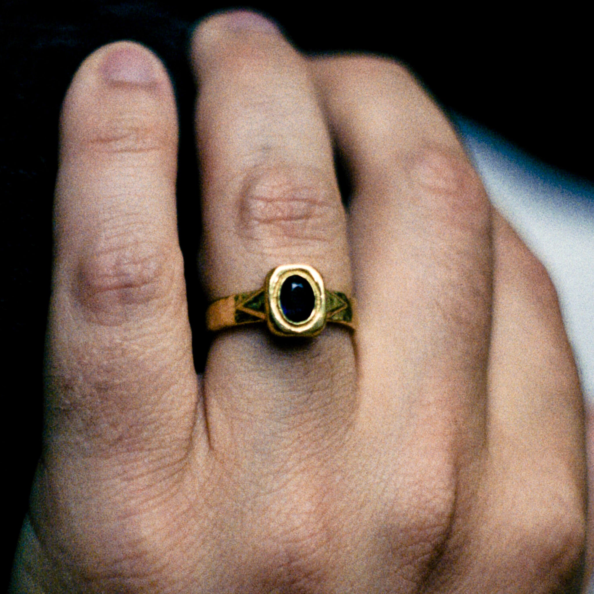 Graveshire Ring / yellow gold + blue sapphire