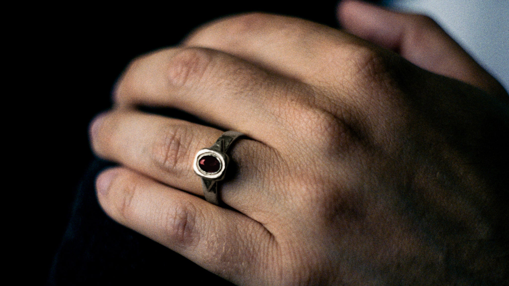 Graveshire Ring / white gold + ruby