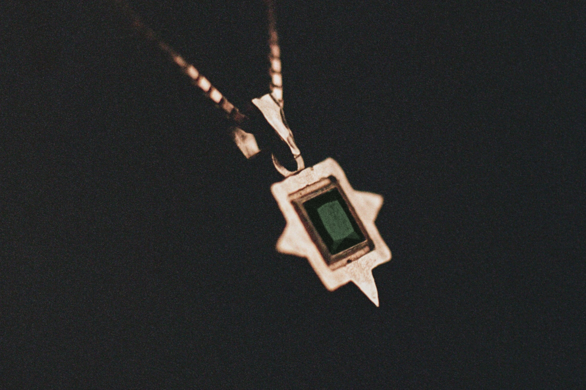 Graveshire Pendant / rose gold + emerald