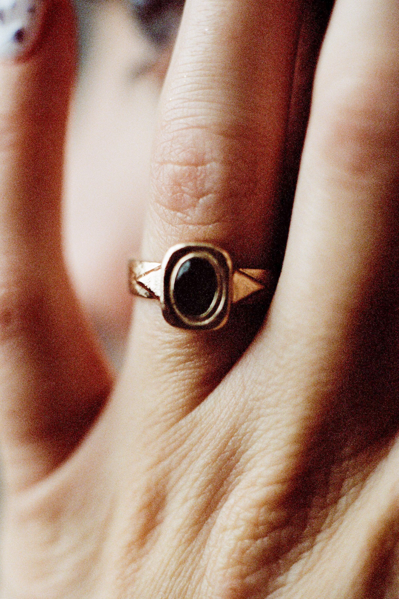 Graveshire Ring / yellow gold + blue sapphire