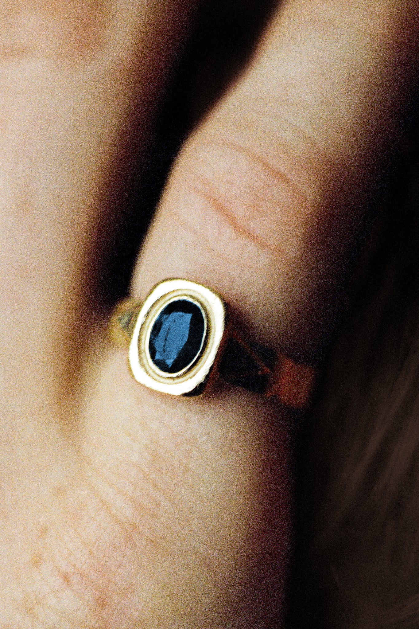 Graveshire Ring / yellow gold + blue sapphire