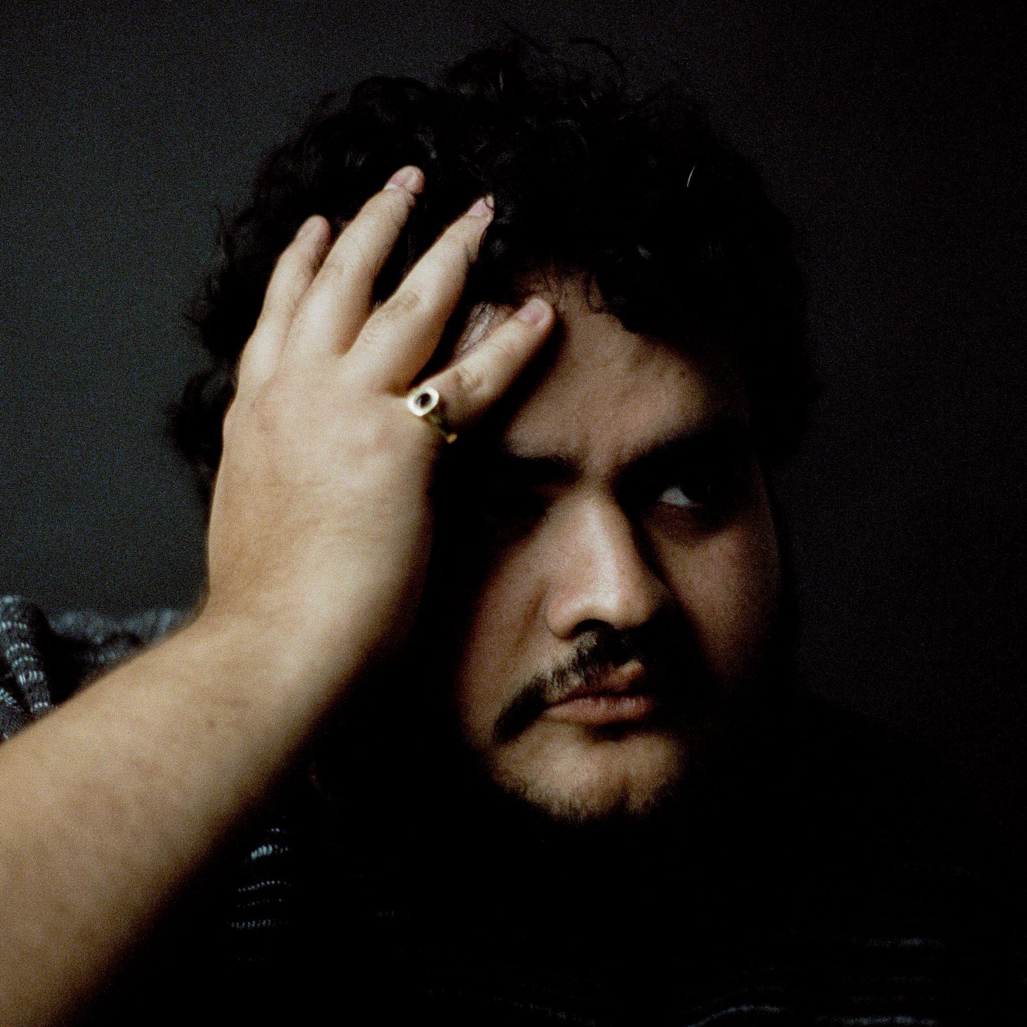 Graveshire Ring / yellow gold + blue sapphire