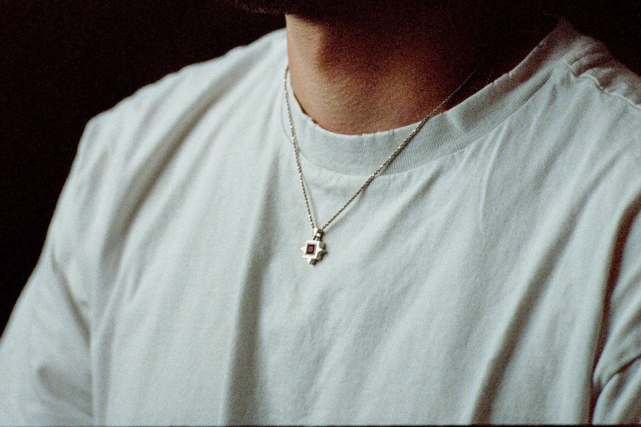 Graveshire Pendant / white gold + ruby