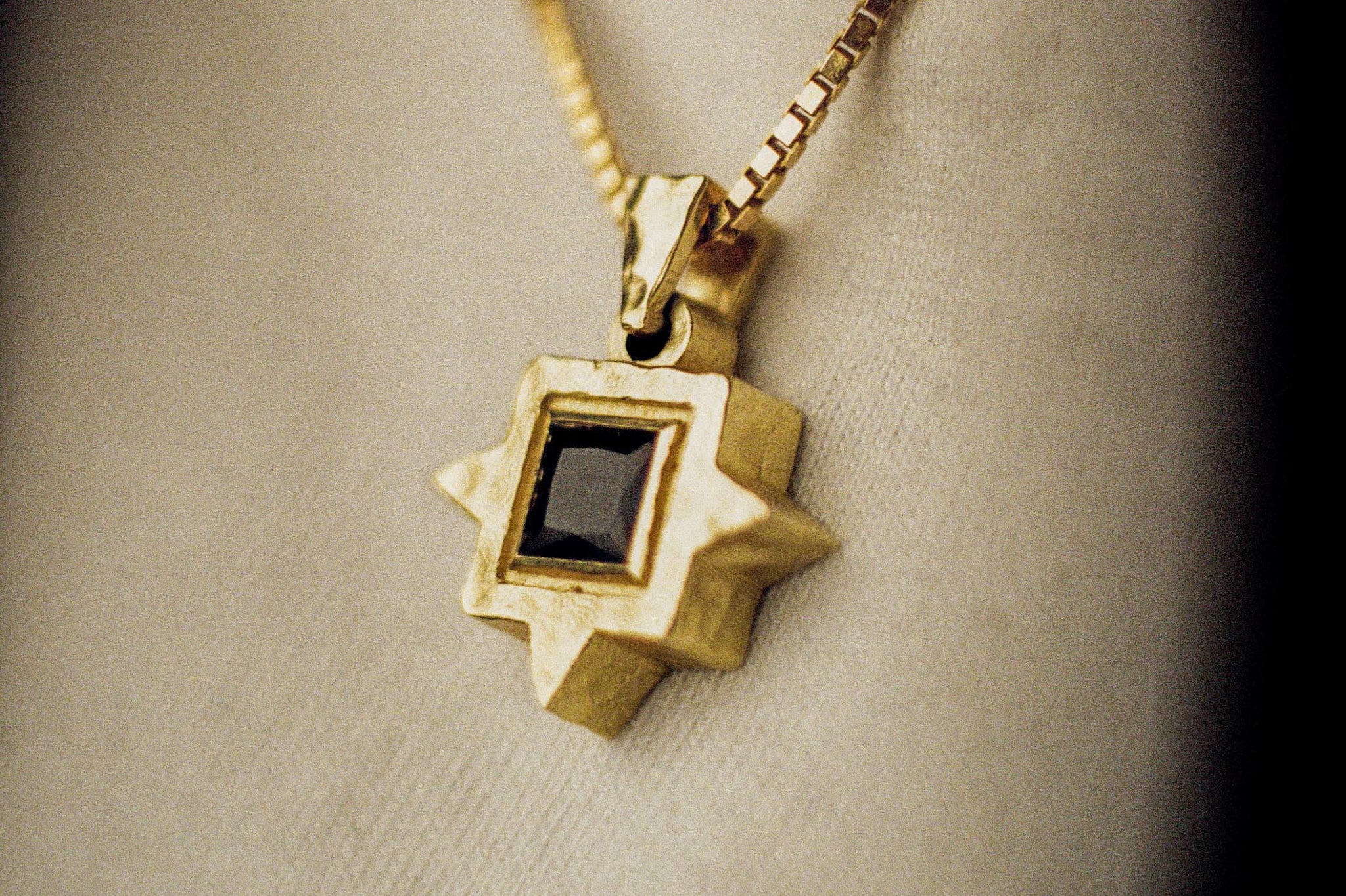 Graveshire Pendant / yellow gold + blue sapphire
