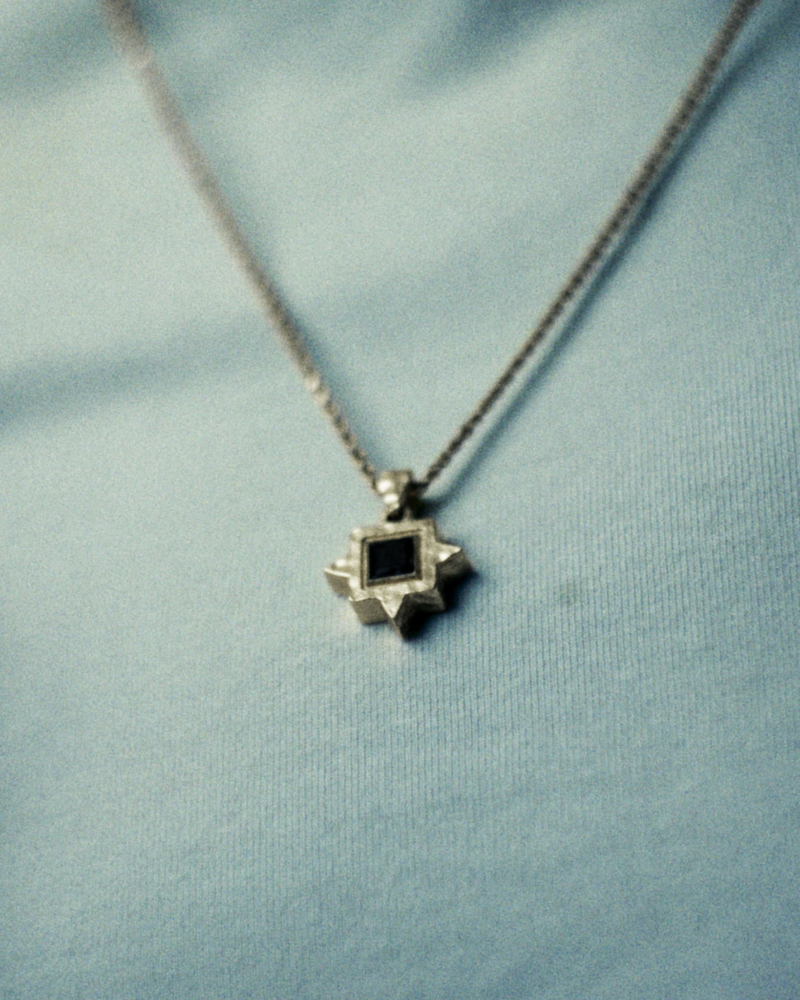 Graveshire Pendant / white gold + ruby