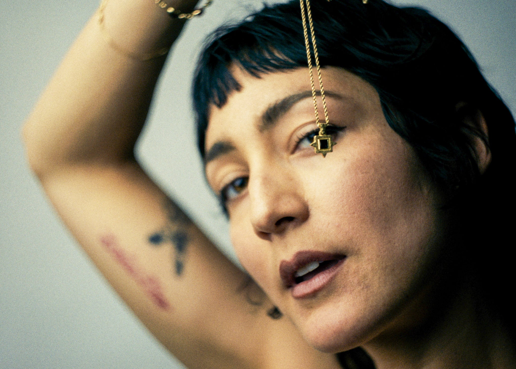 Graveshire Pendant / yellow gold + blue sapphire