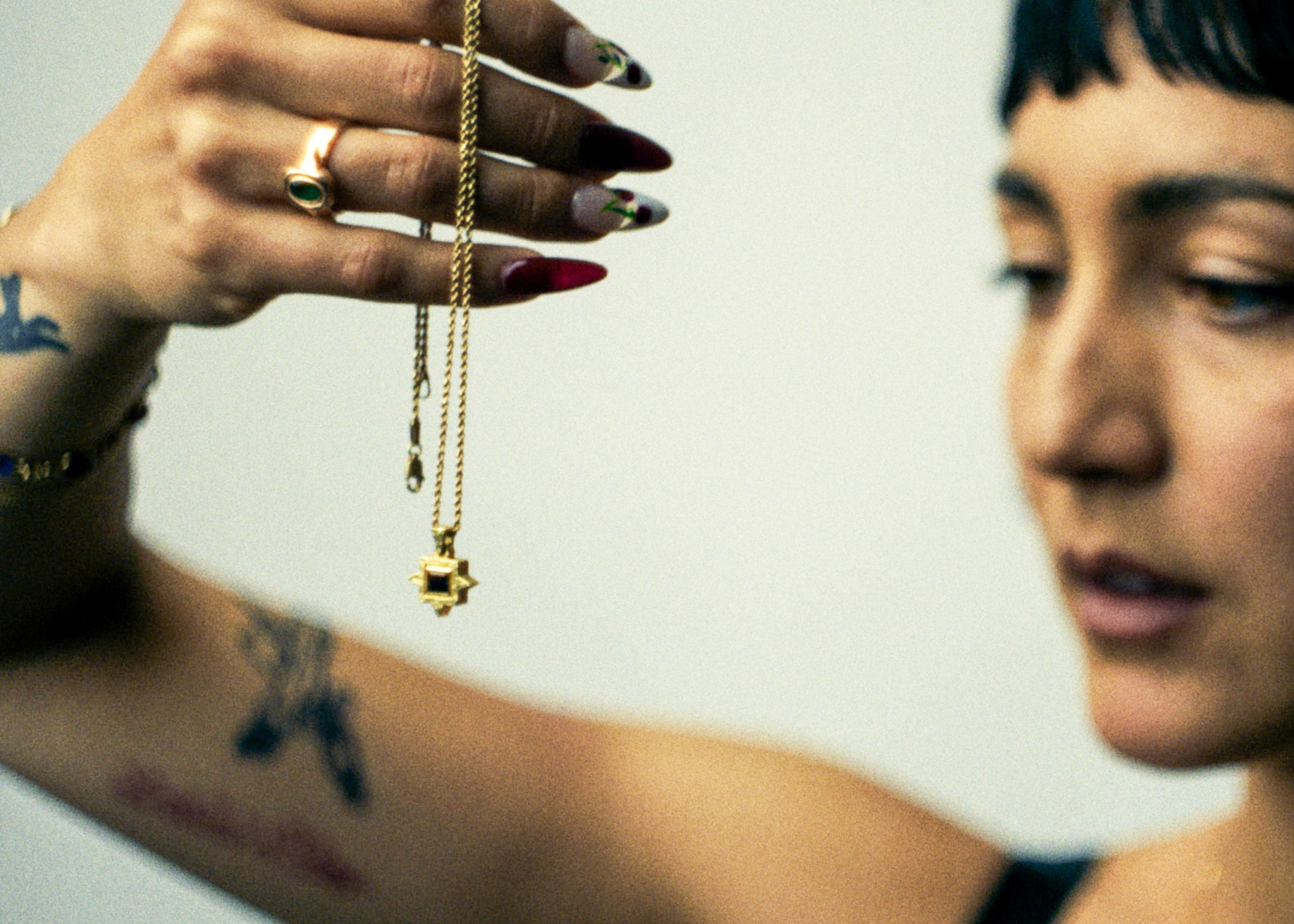 Graveshire Pendant / yellow gold + blue sapphire