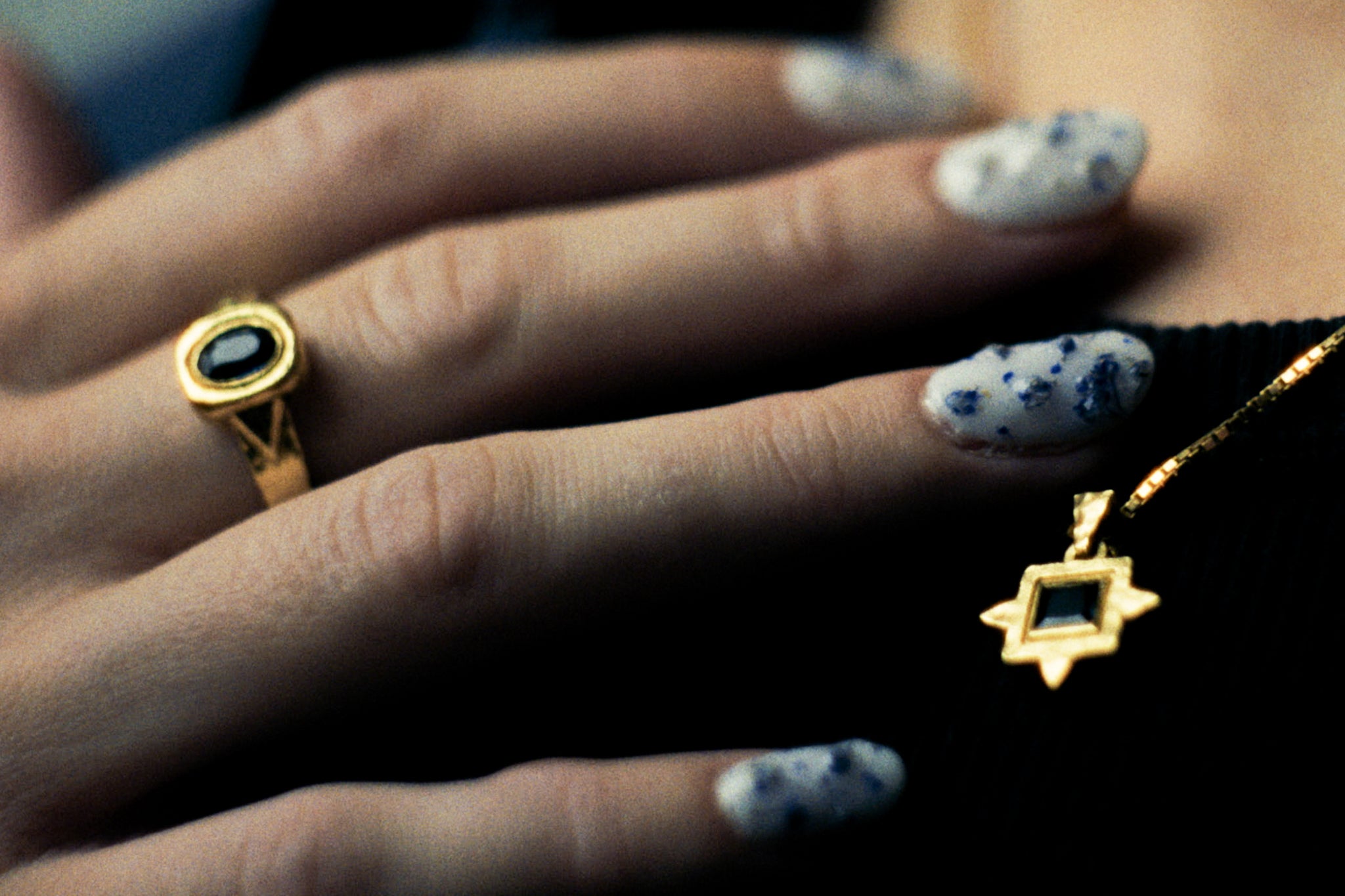 Graveshire Pendant / yellow gold + blue sapphire