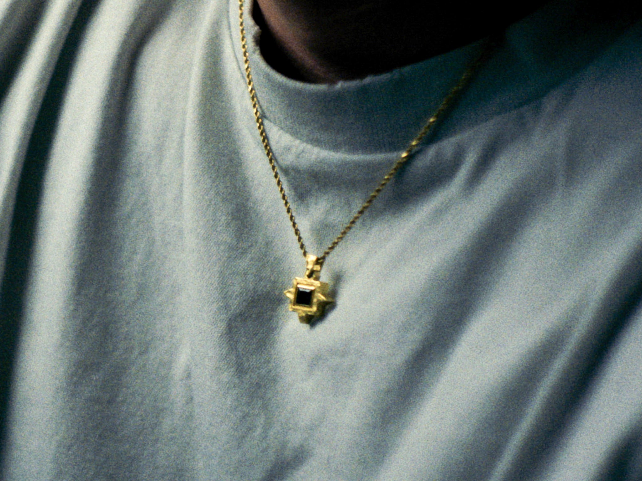 Graveshire Pendant / yellow gold + blue sapphire