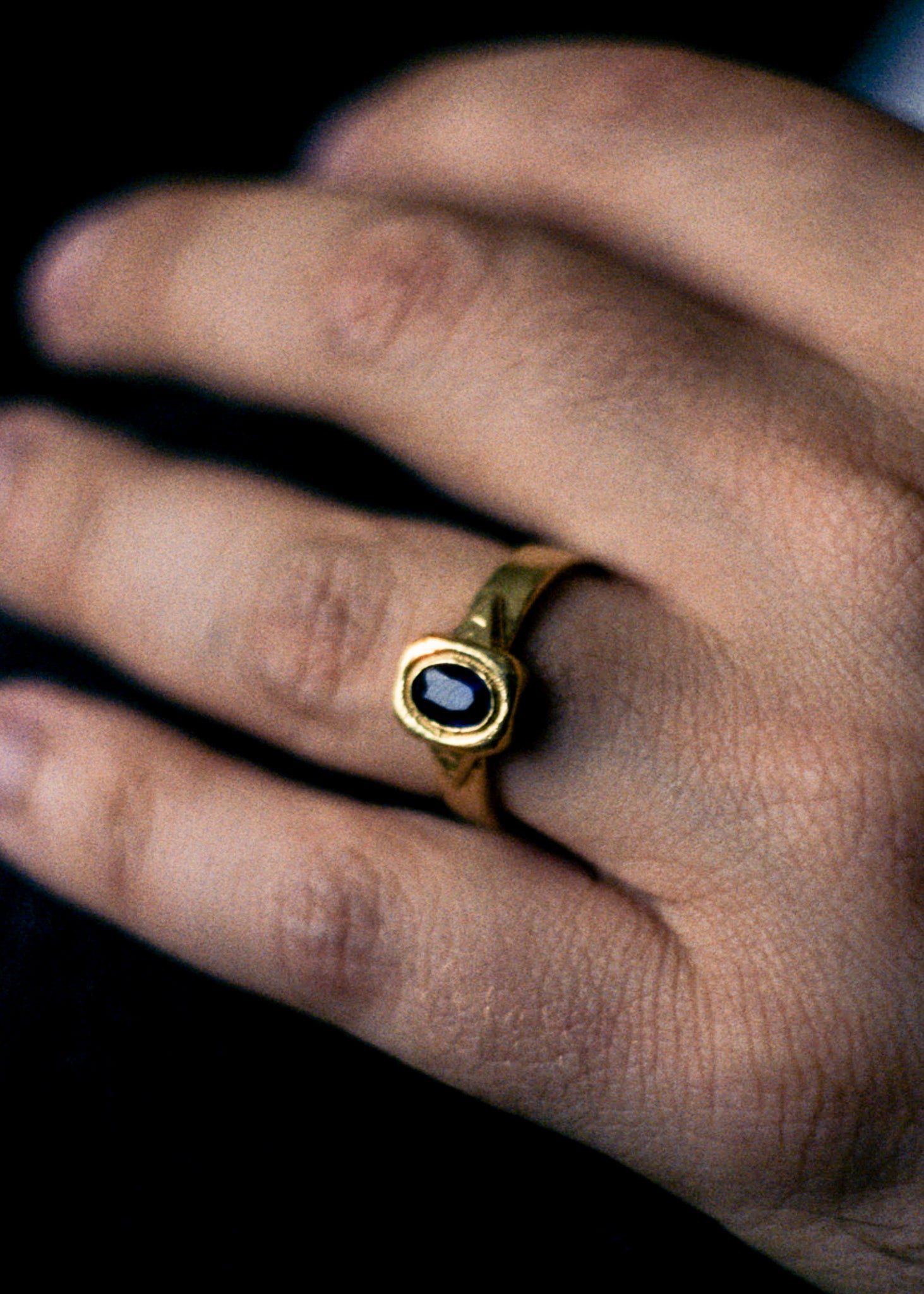 Graveshire Ring / yellow gold + blue sapphire