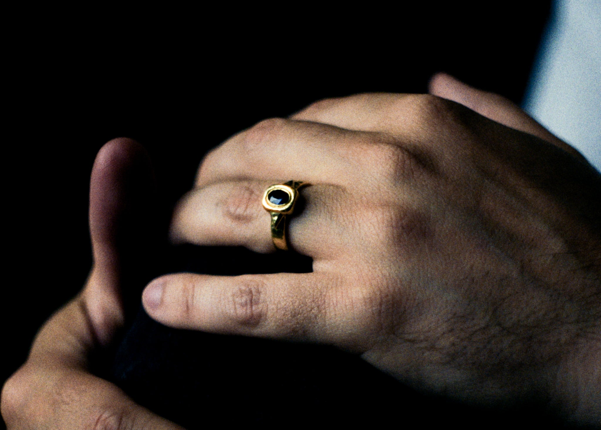 Graveshire Ring / yellow gold + blue sapphire