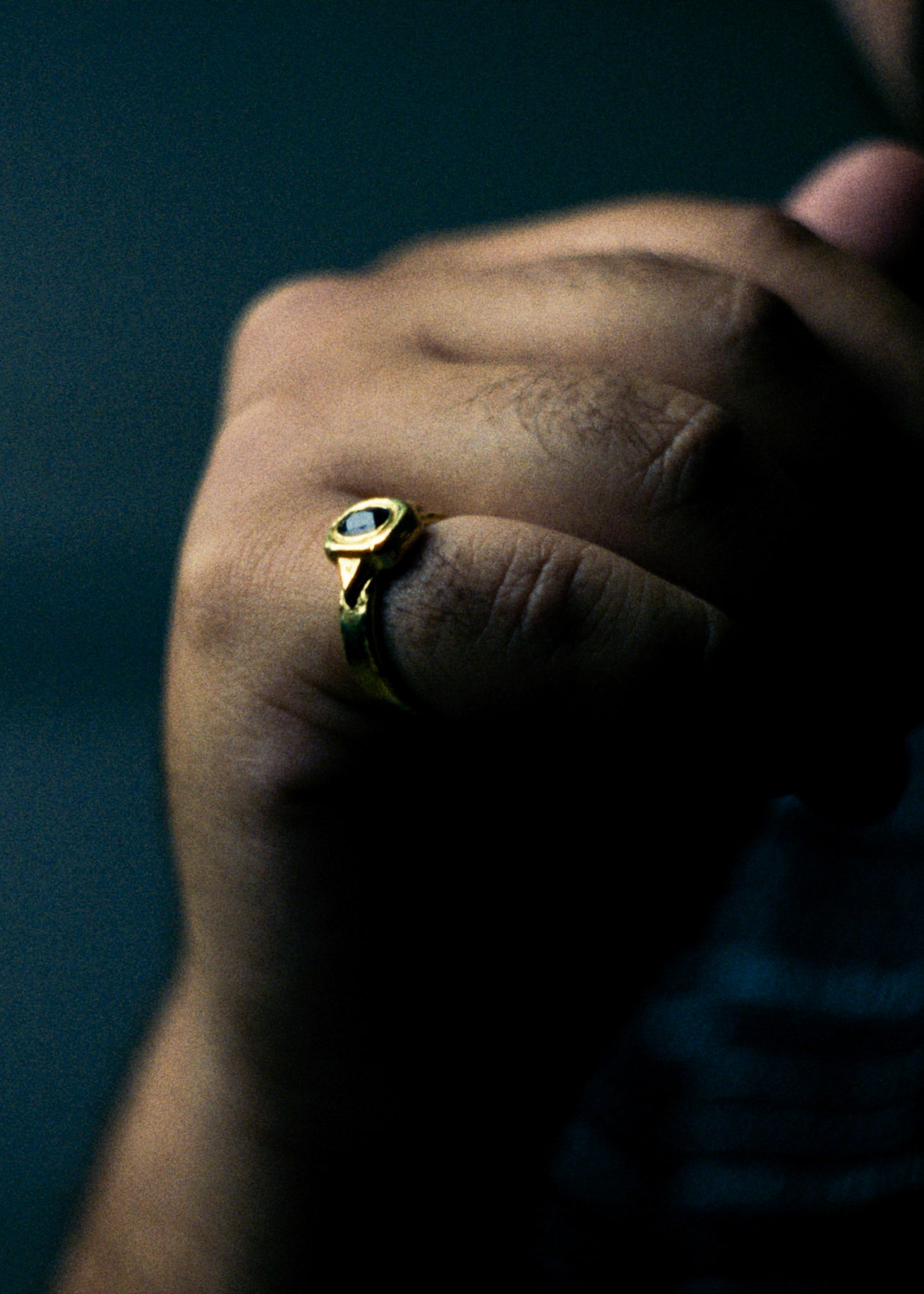 Graveshire Ring / yellow gold + blue sapphire